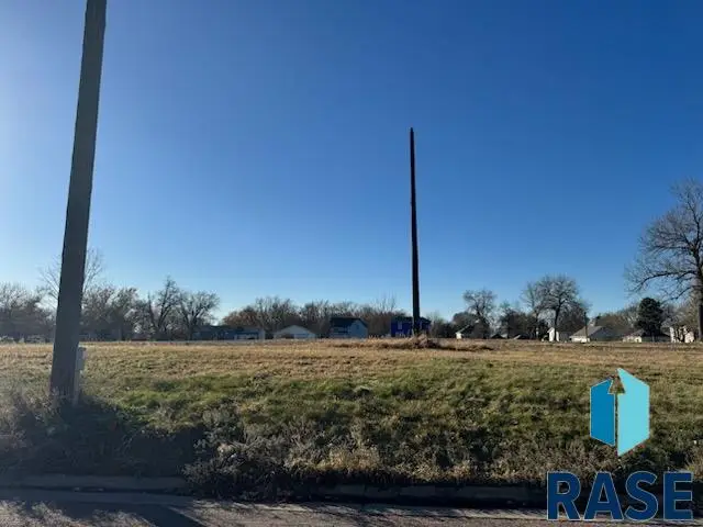 211 SE 4th St, Madison, SD 57042 - Image #2