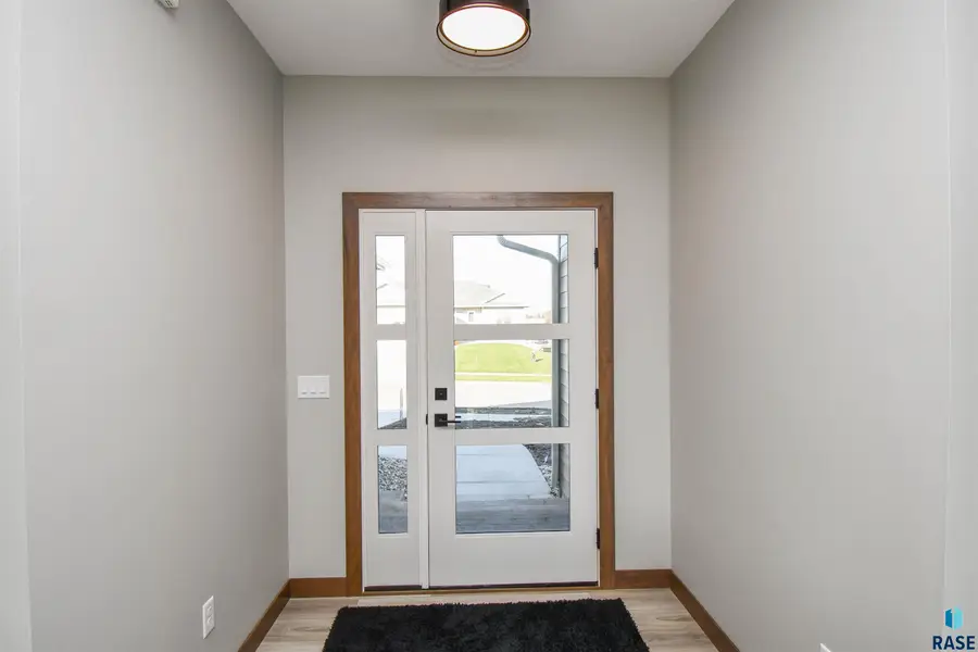 8421 E Spearfish Ct, Sioux Falls, SD 57110 - Image #2