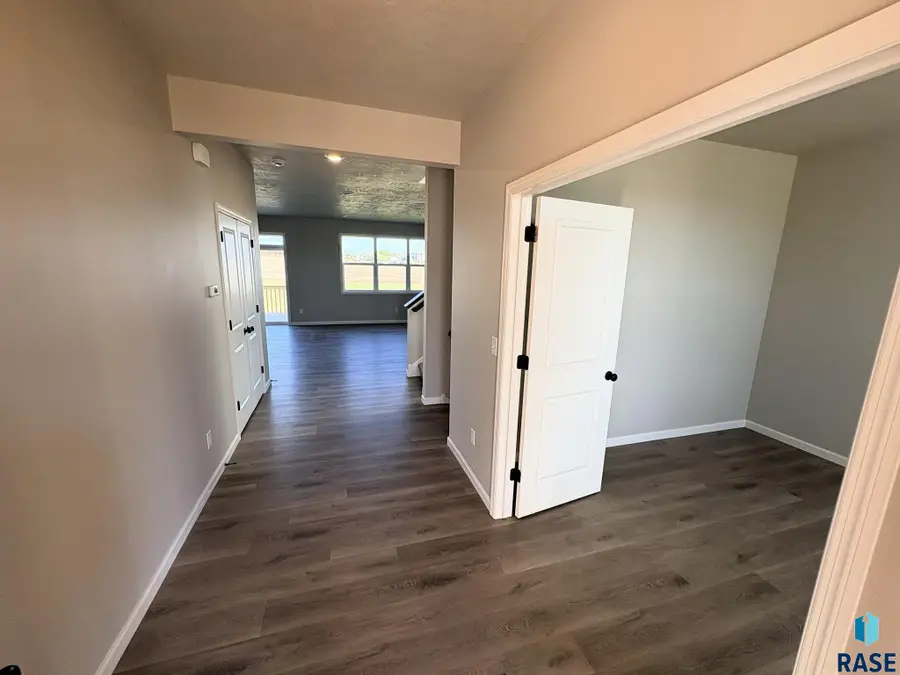 2916 S Copper Creek Ave, Sioux Falls, SD 57110 - Image #2