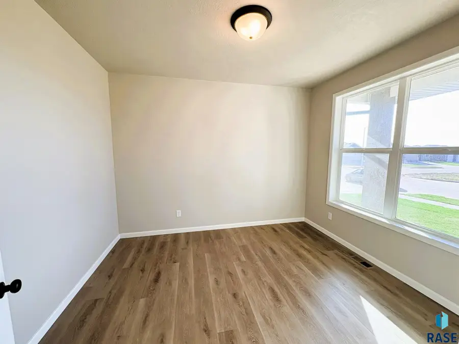 2916 S Copper Creek Ave, Sioux Falls, SD 57110 - Image #3