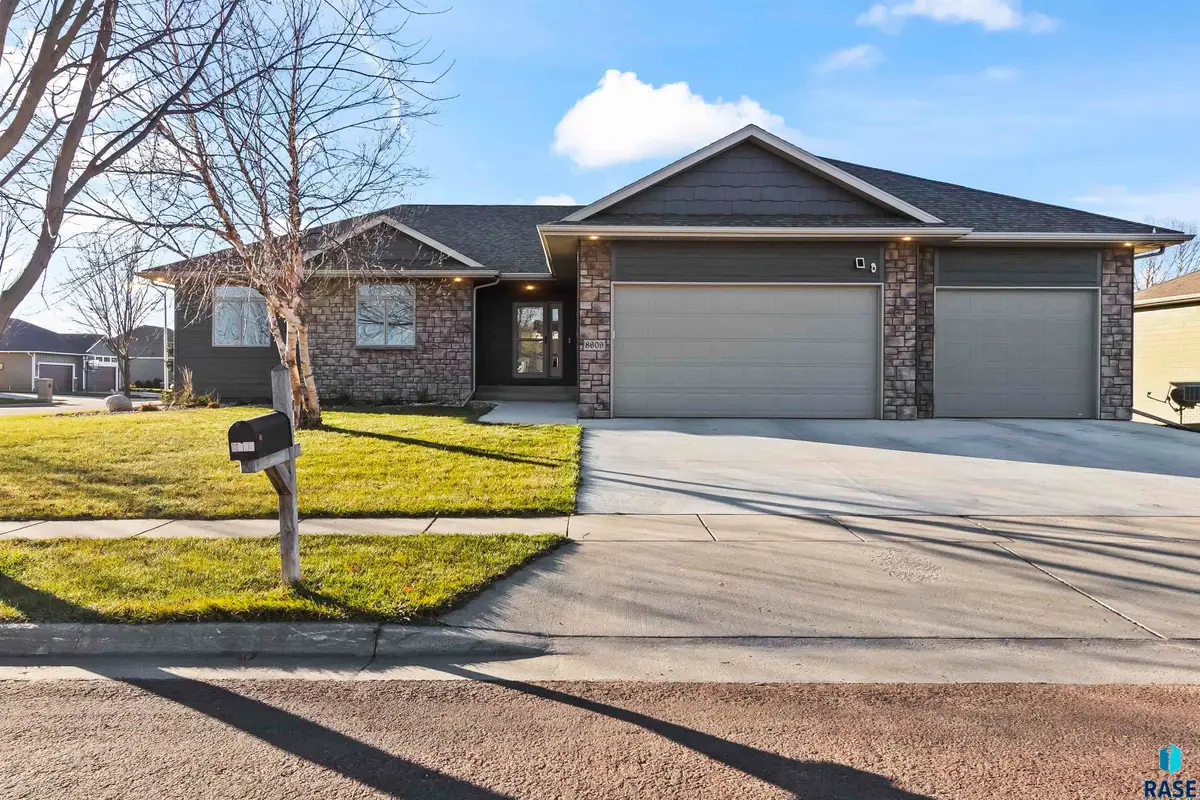 8609 S Carver Cir, Sioux Falls, SD 57108 - Image #1