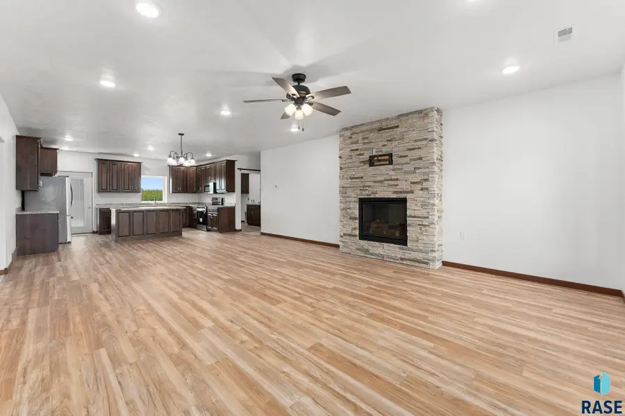 961 Thomas Dr, Centerville, SD 57014 - Image #2