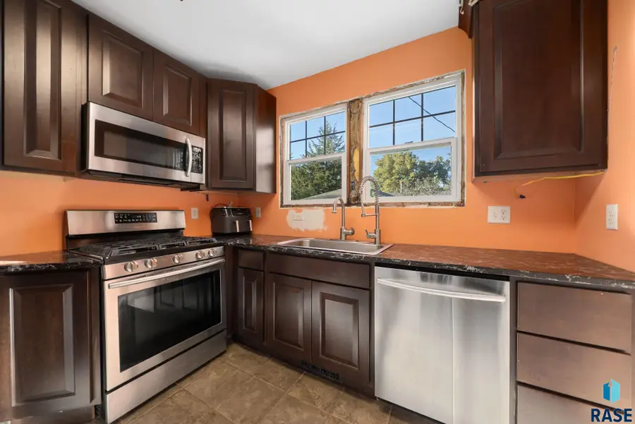 702 E 21st St, Sioux Falls, SD 57105 - Image #2