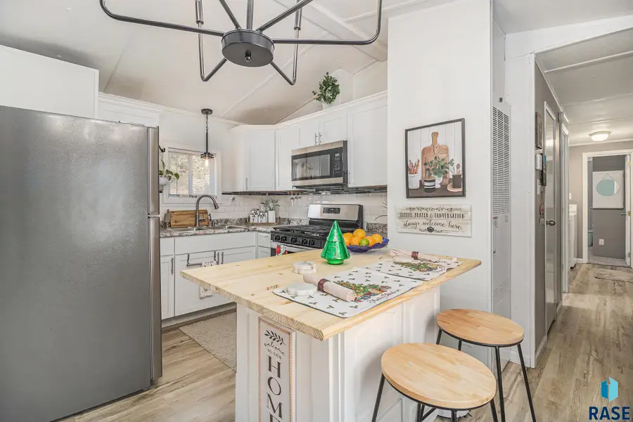 1020 N Bunker Pl, Sioux Falls, SD 57103 - Image #2