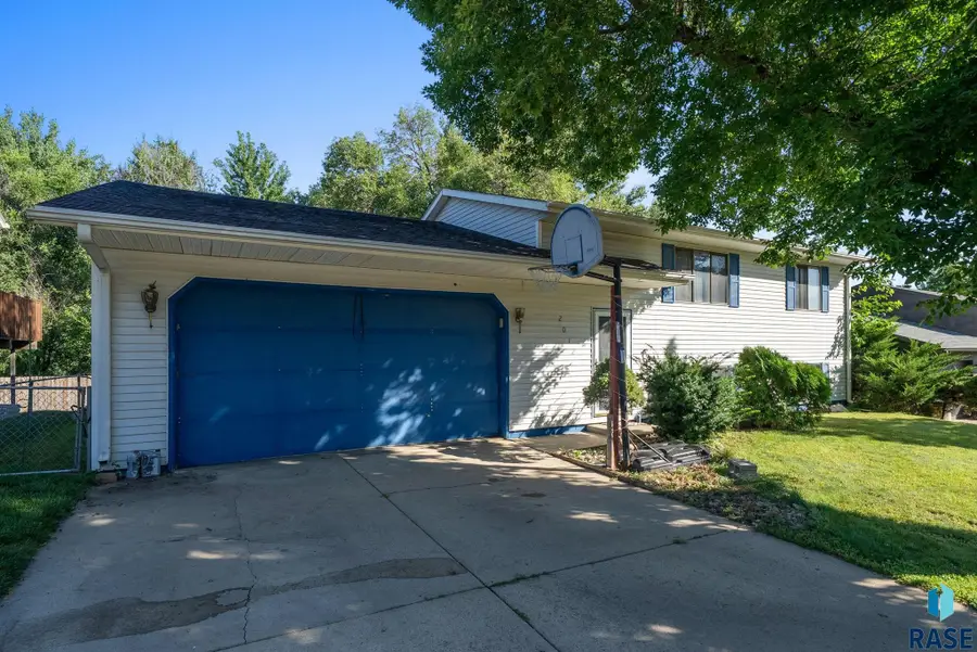 2012 E Tracy Ln, Sioux Falls, SD 57103 - Image #2