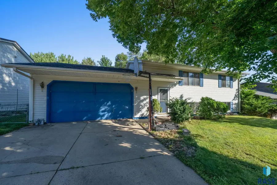 2012 E Tracy Ln, Sioux Falls, SD 57103 - Image #3