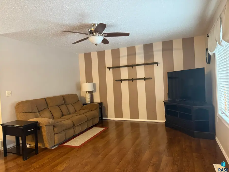 409 W 1st Ave, Flandreau, SD 57028 - Image #2