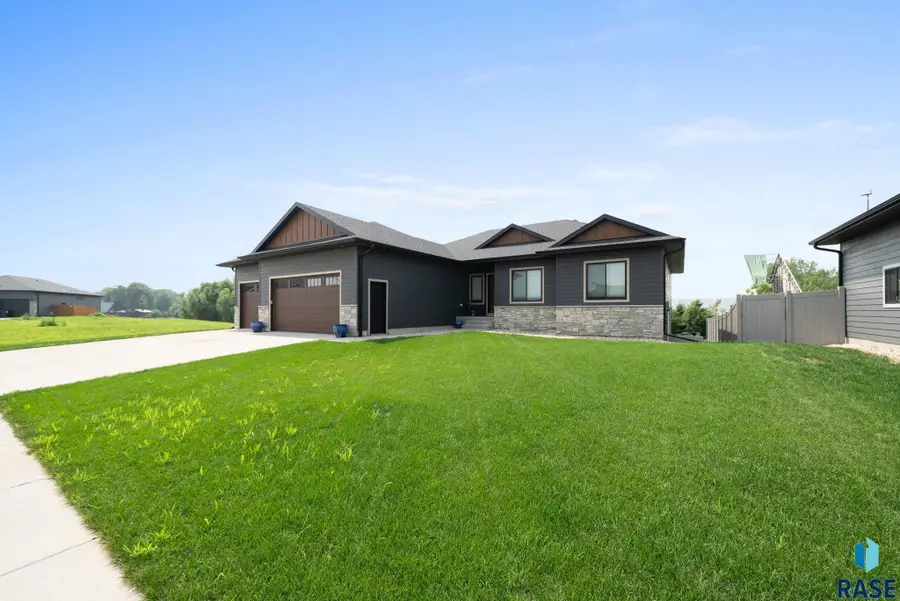 441 Blue Ox Cir, Harrisburg, SD 57032 - Image #2