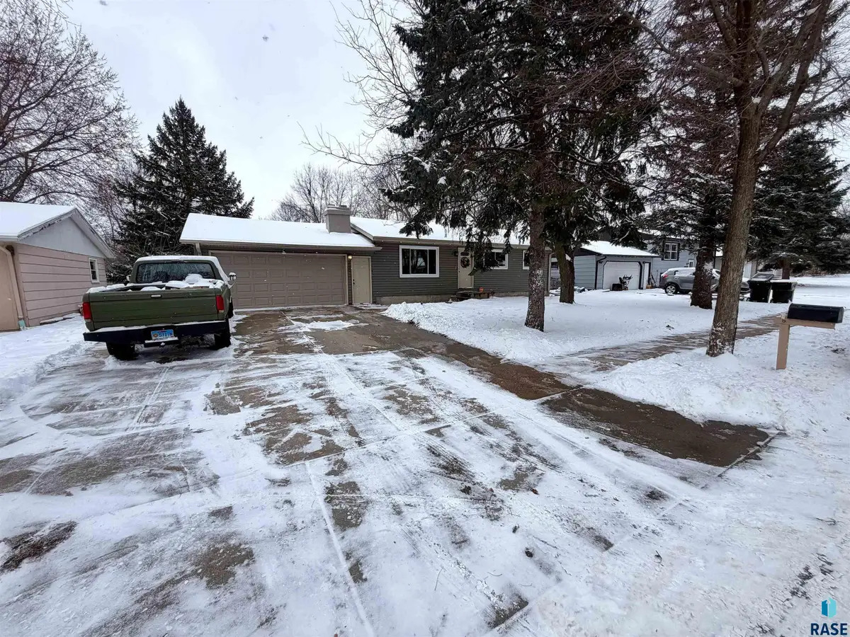 3900 S Holbrook Ave, Sioux Falls, SD 57106 - Image #1