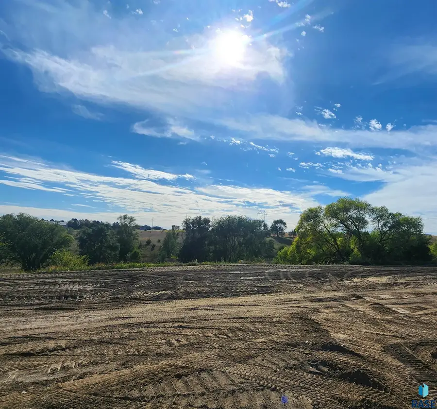 5801 N Mapleton Pl, Sioux Falls, SD 57104 - Image #3