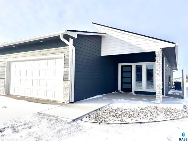 537 Oxford Ave, Harrisburg, SD 57032
