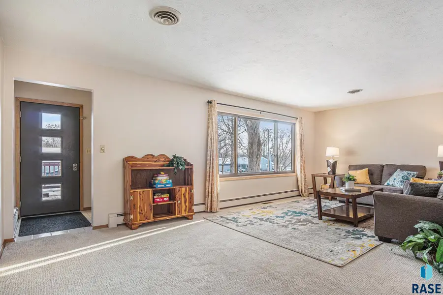 2208 E Allen Dr, Sioux Falls, SD 57103 - Image #2