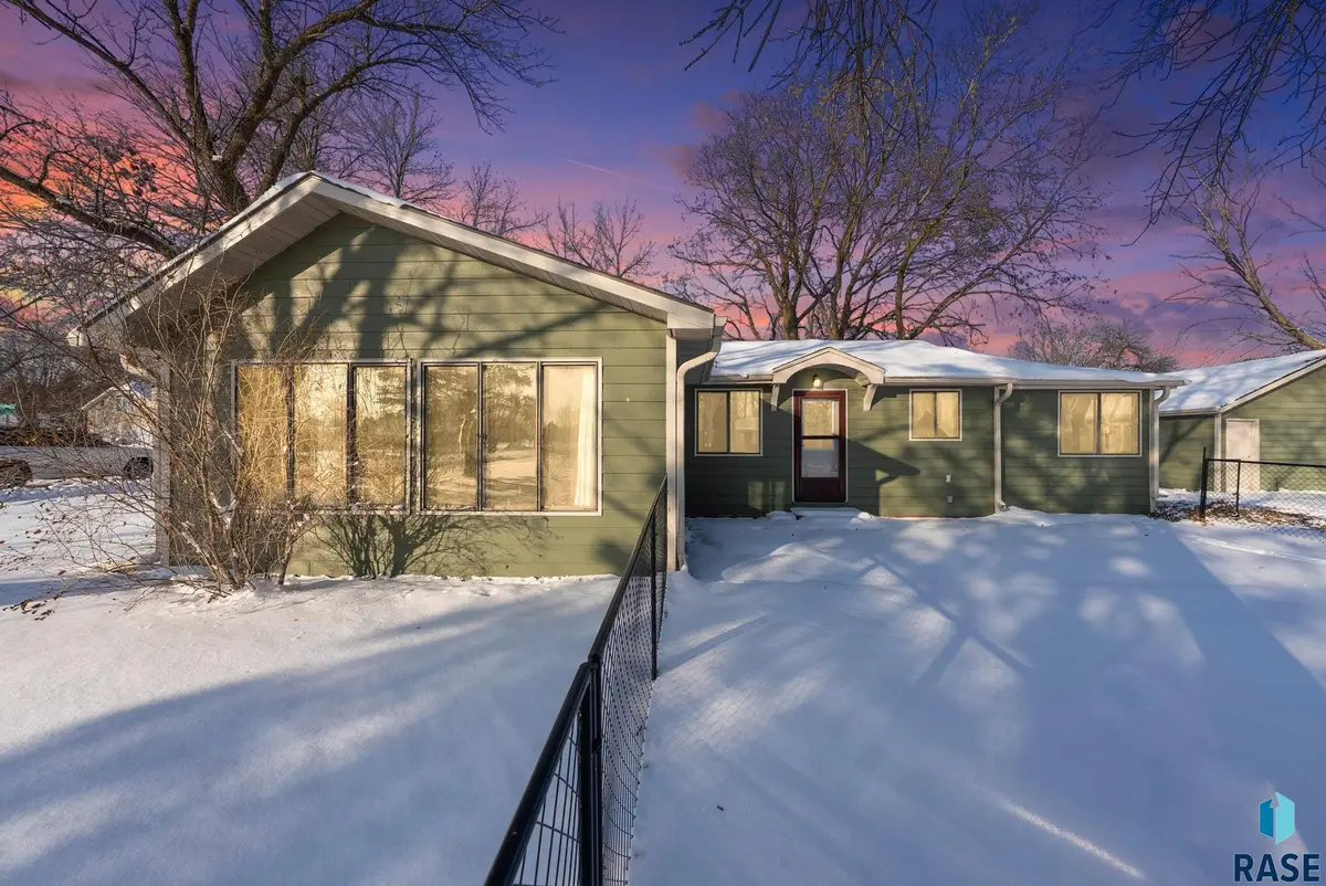 702 S 3rd St, Beresford, SD 57004 - Image #1