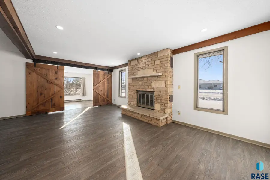 702 S 3rd St, Beresford, SD 57004 - Image #2