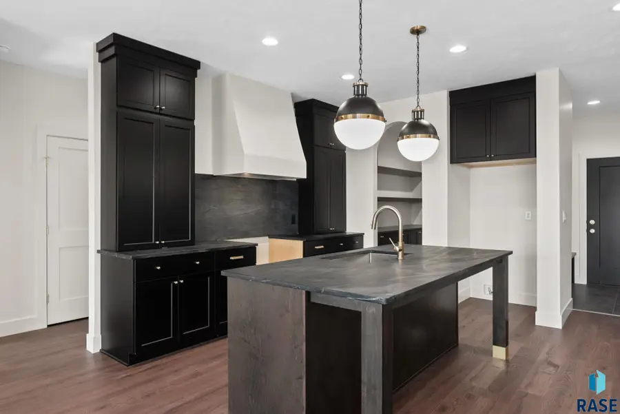 8309 E Sheridan Cir, Sioux Falls, SD 57110 - Image #2