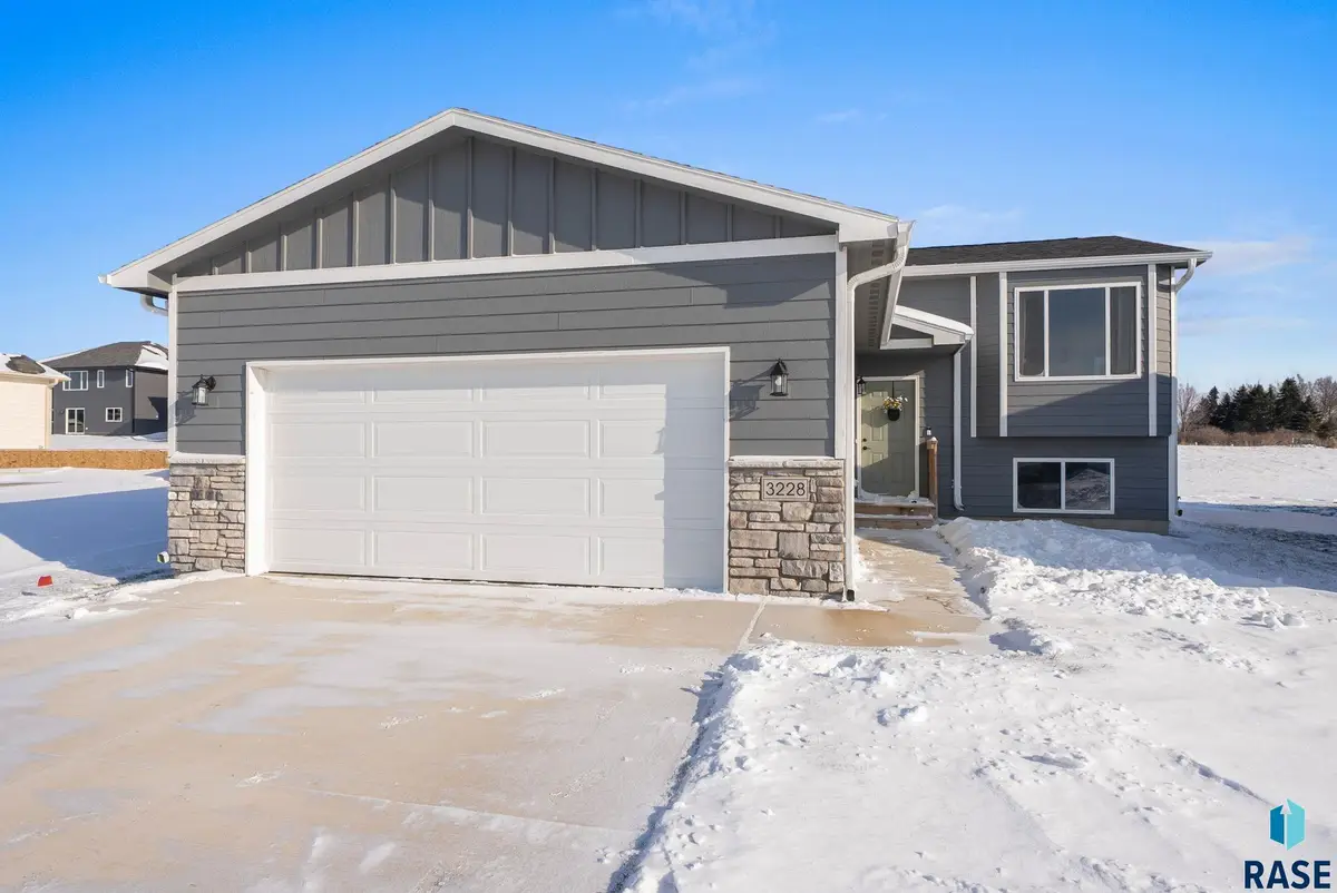 3228 N Yukon Ave, Sioux Falls, SD 57107 - Image #1