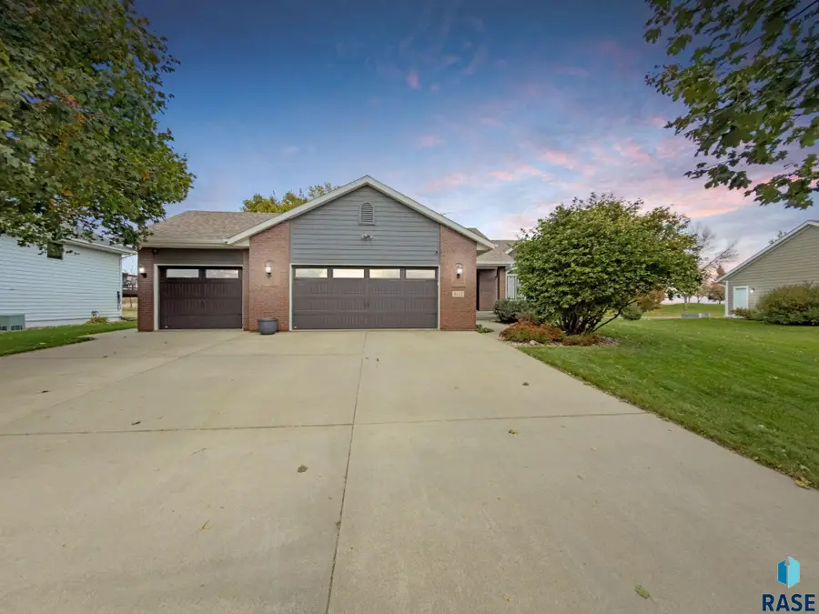 802 Par Tee Dr, Hartford, SD 57033 - Image #2