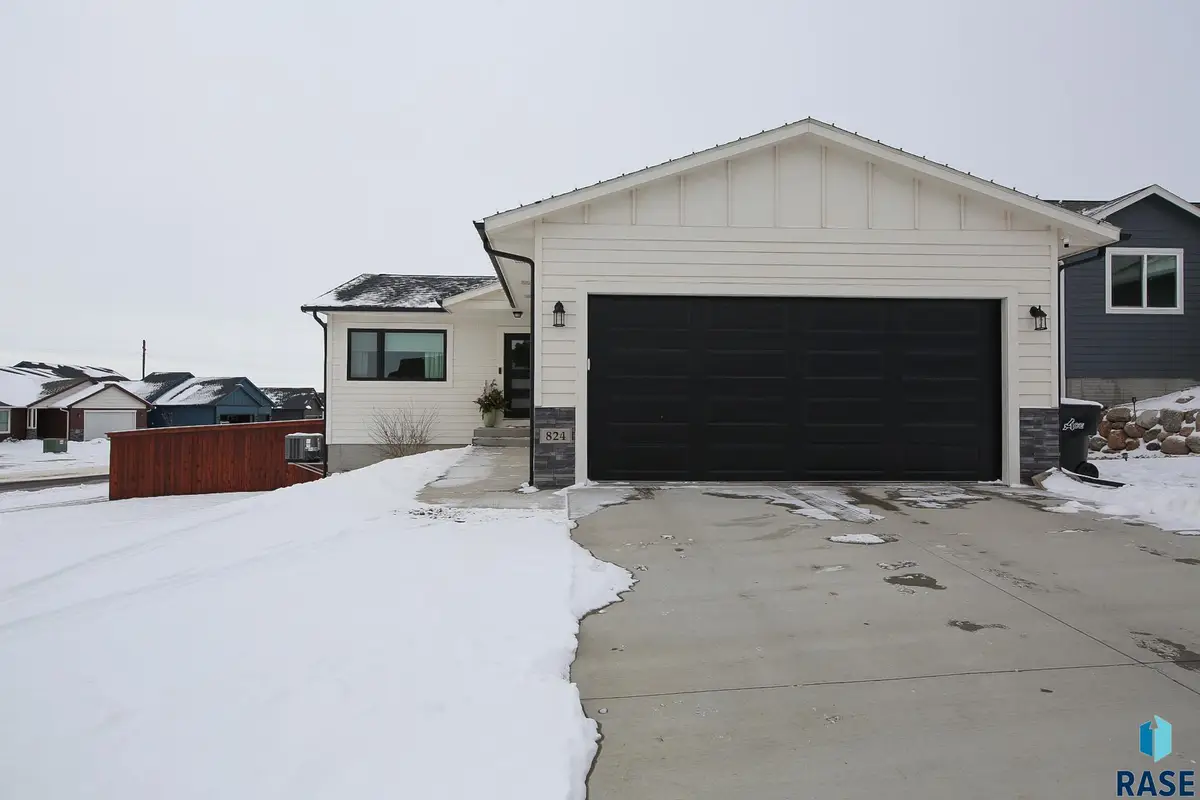824 N Yankee Ave, Sioux Falls, SD 57110 - Image #1