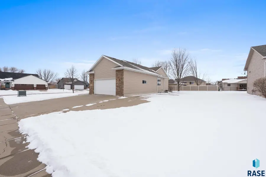 2009 S Purdue Ave, Sioux Falls, SD 57106 - Image #2