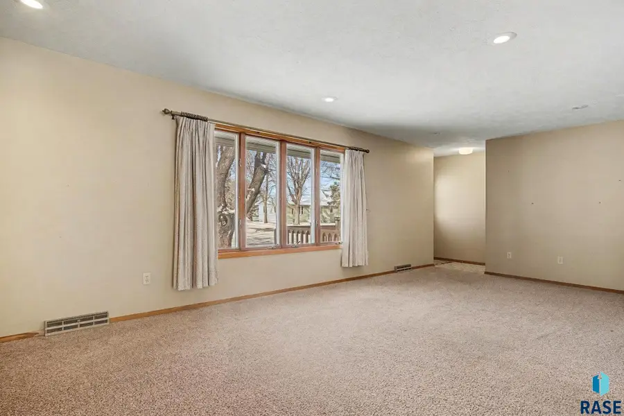 204 N Pleasant St, Howard, SD 57349 - Image #2