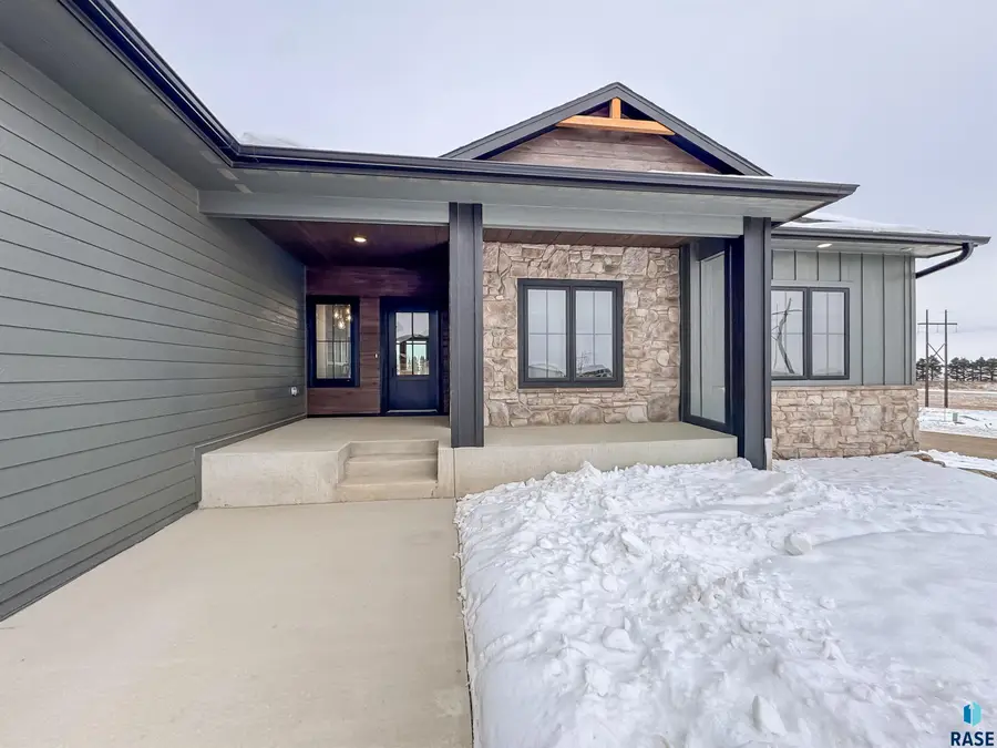 8320 E Sheridan Cir, Sioux Falls, SD 57110 - Image #2