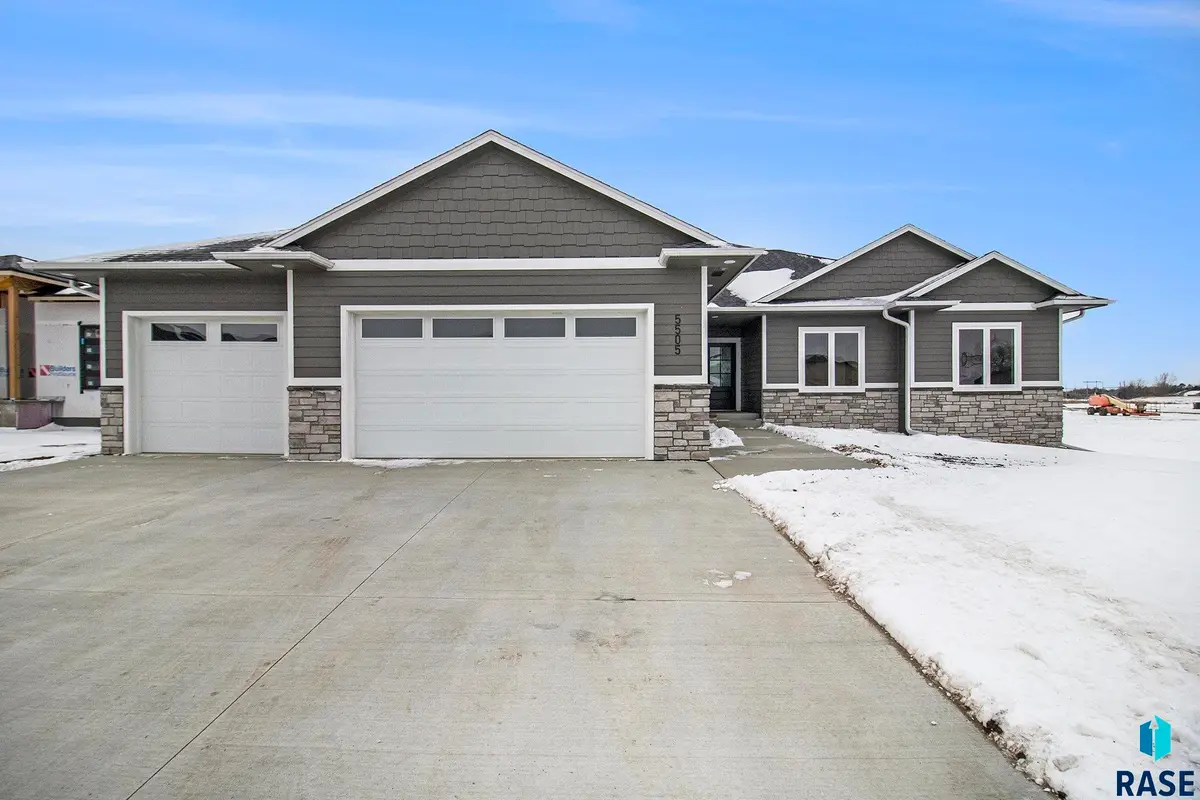 5505 E Morningside Cir, Sioux Falls, SD 57110 - Image #1