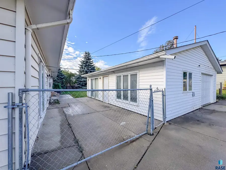 3301 S Terry Ave, Sioux Falls, SD 57106 - Image #2