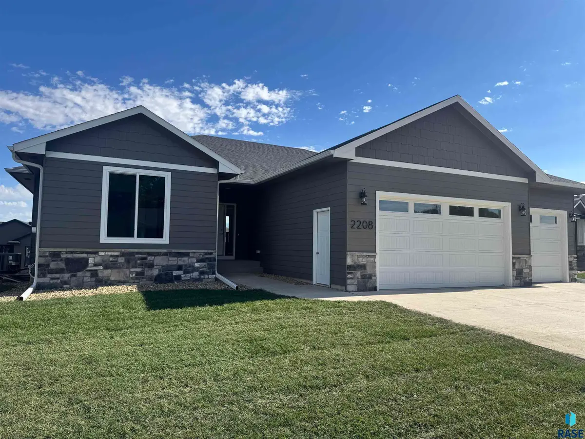 2208 S Saddle Ridge Dr, Sioux Falls, SD 57110 - Image #1