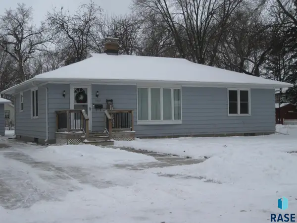 707 E 6th St, Dell Rapids, SD 57022