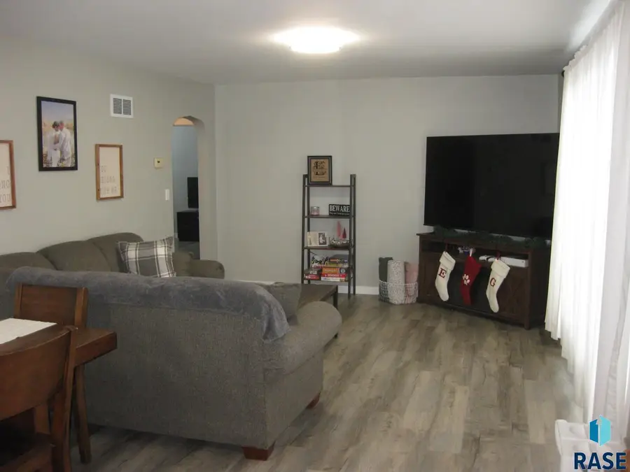 707 E 6th St, Dell Rapids, SD 57022 - Image #2