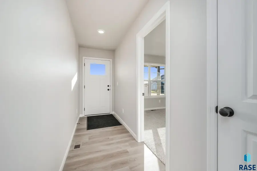 2805 S Copper Creek Ave, Sioux Falls, SD 57110 - Image #2