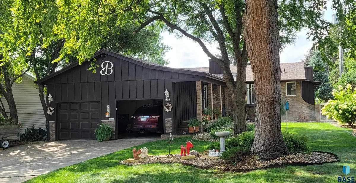 205 E 34th St, Sioux Falls, SD 57105 - Image #1