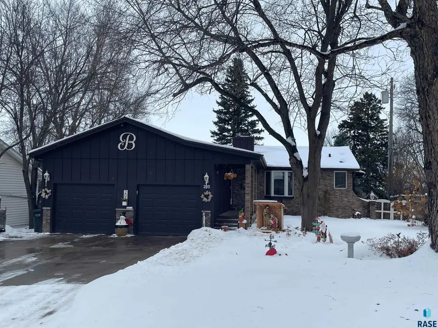 205 E 34th St, Sioux Falls, SD 57105 - Image #2