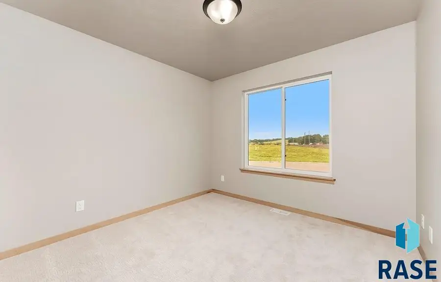 5412 E Brennan Dr, Sioux Falls, SD 57110 - Image #2