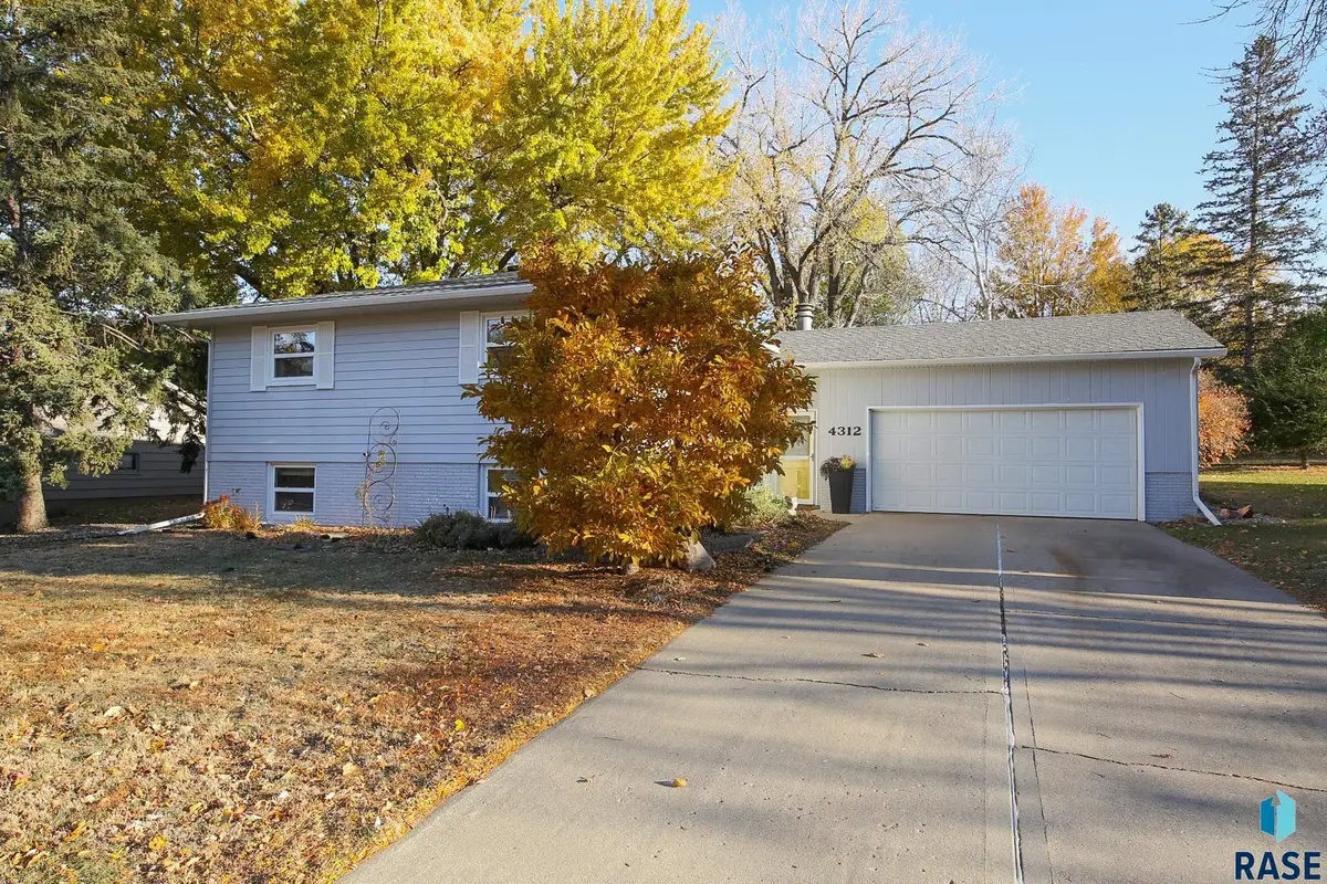 4312 S Ash Grove Ave, Sioux Falls, SD 57103 - Image #1