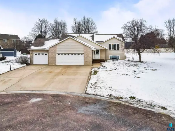 903 Nordic Cir, Hartford, SD 57033