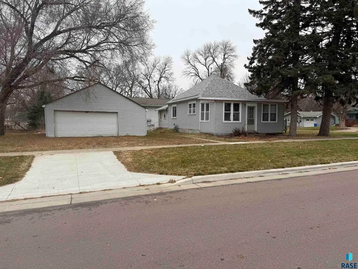 621 N Lincoln Ave, Madison, SD 57042 - Image #1