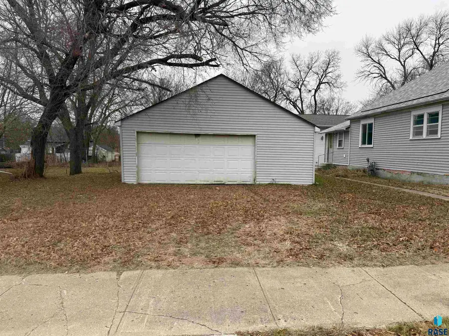621 N Lincoln Ave, Madison, SD 57042 - Image #2