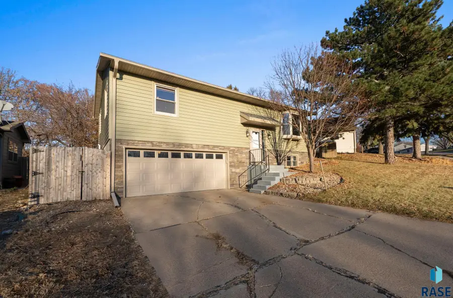 2708 E Bragstad Dr, Sioux Falls, SD 57103 - Image #2
