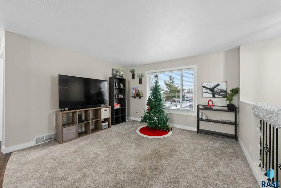 1001 N Homestead Cir, Sioux Falls, SD 57103 - Image #2