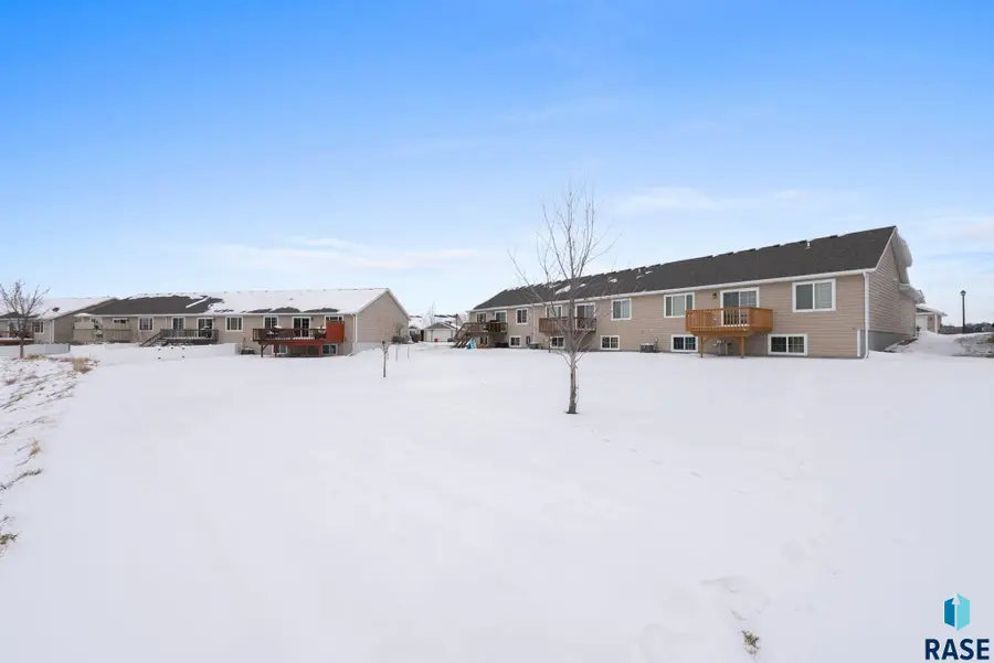 1017 N Crestfield Pl, Sioux Falls, SD 57107 - Image #2
