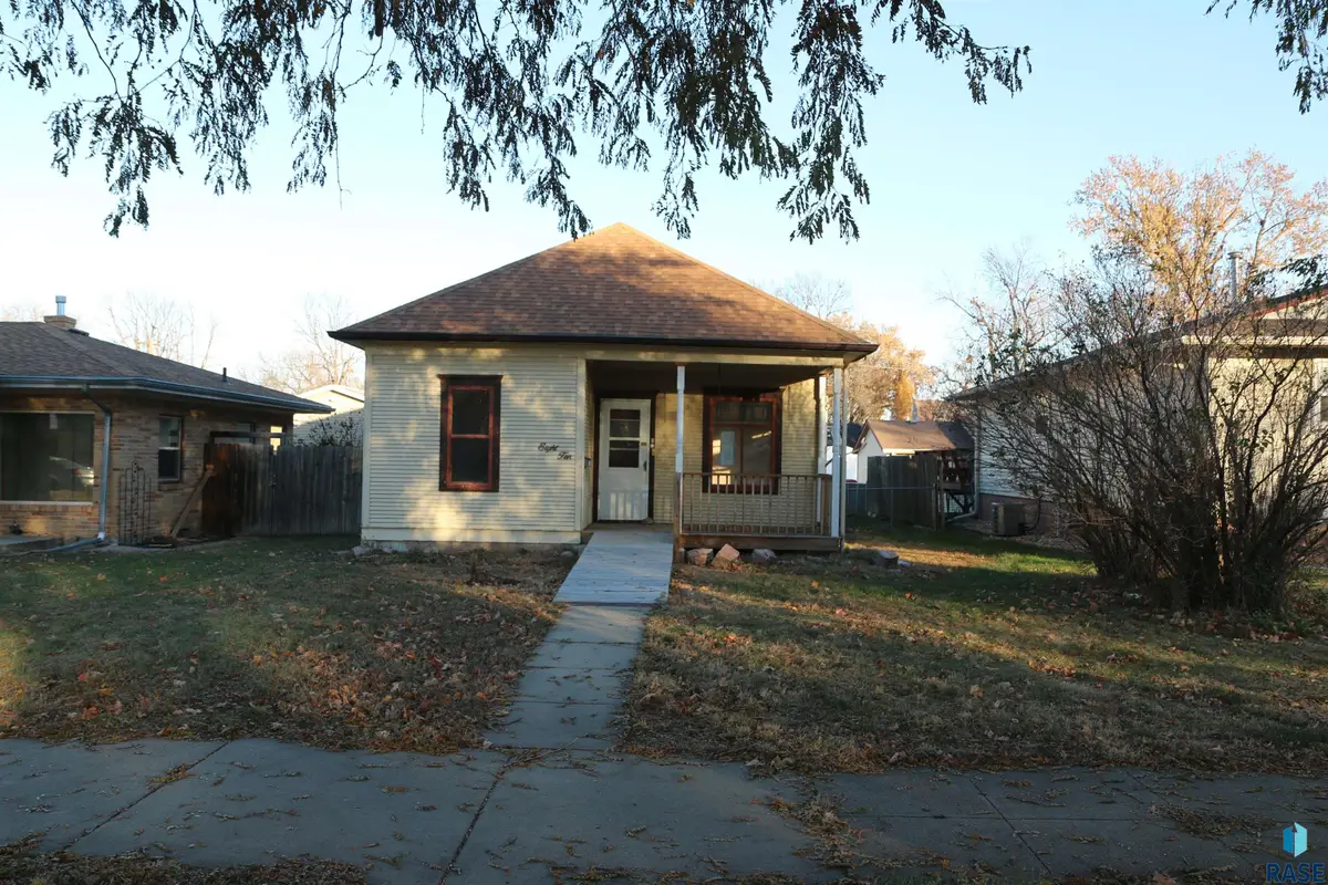 810 Locust St, Yankton, SD 57078 - Image #1