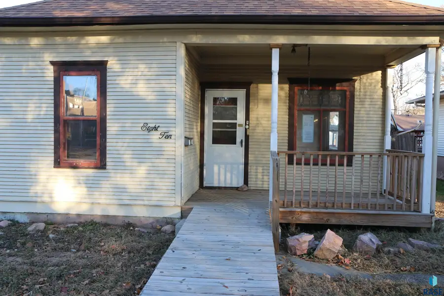 810 Locust St, Yankton, SD 57078 - Image #2