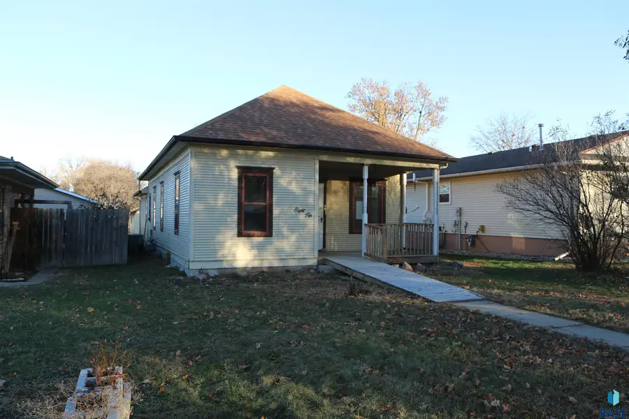810 Locust St, Yankton, SD 57078 - Image #3
