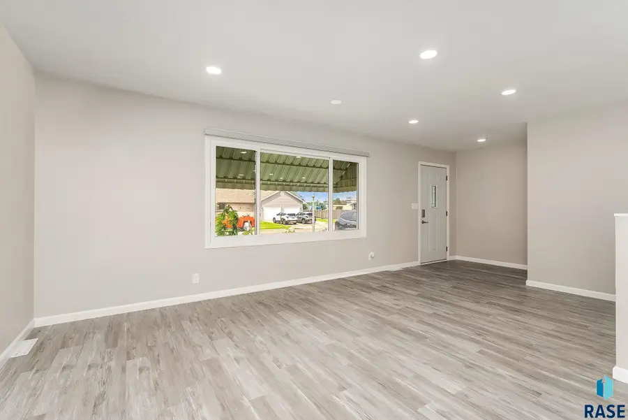 3504 S Glendale Ave, Sioux Falls, SD 57106 - Image #2