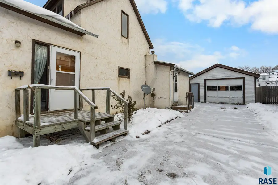 528 S Elmwood Ave, Sioux Falls, SD 57104 - Image #3