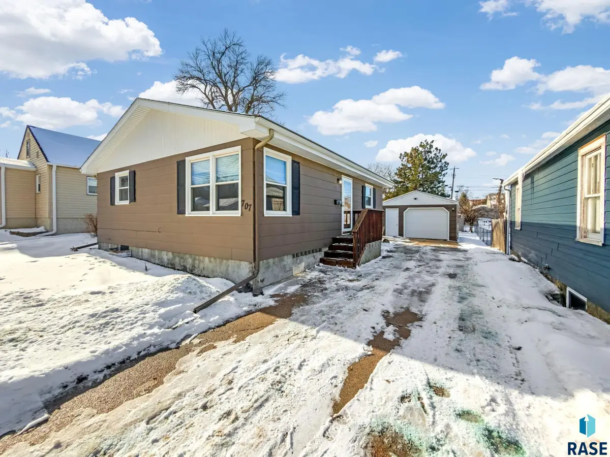 707 S Hawthorne Ave, Sioux Falls, SD 57104 - Image #1