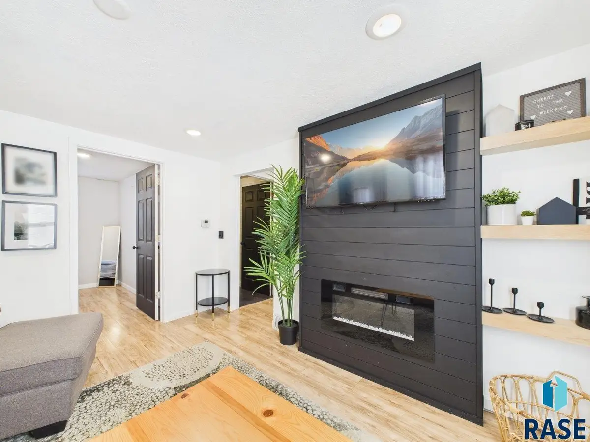 404 S Highland Ave, Sioux Falls, SD 57103 - Image #1