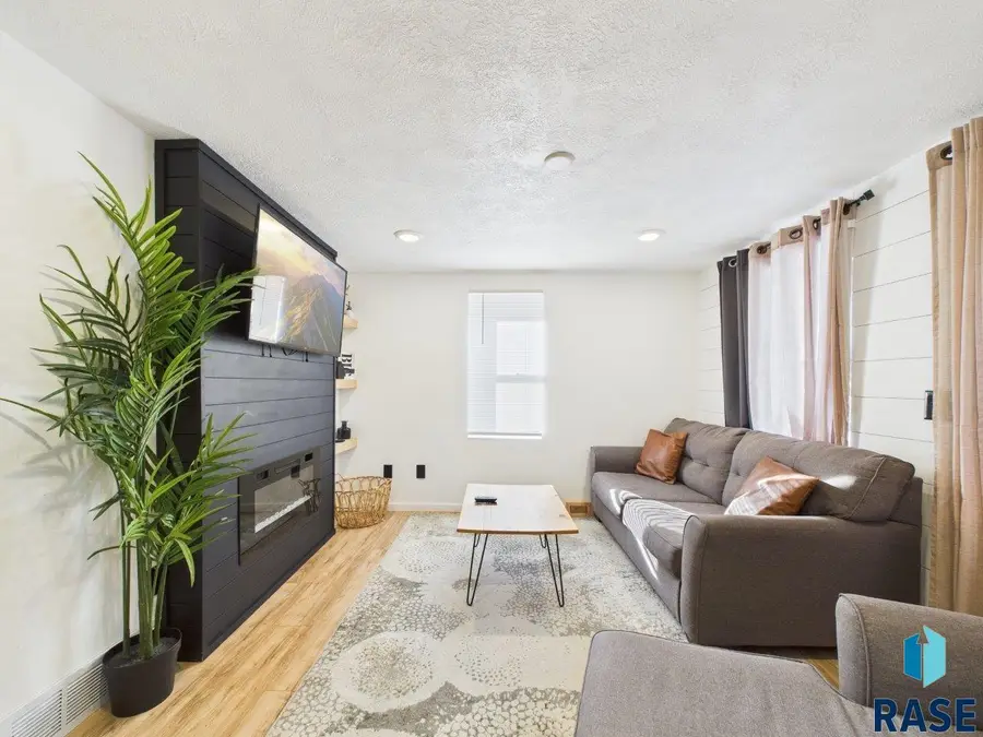 404 S Highland Ave, Sioux Falls, SD 57103 - Image #2