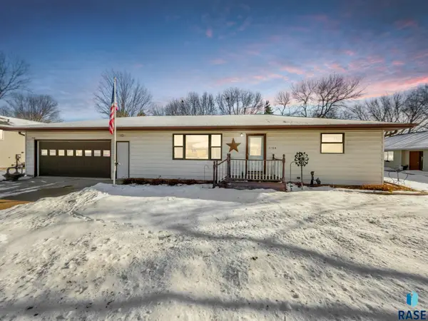 1104 Wyland Dr, Dell Rapids, SD 57022